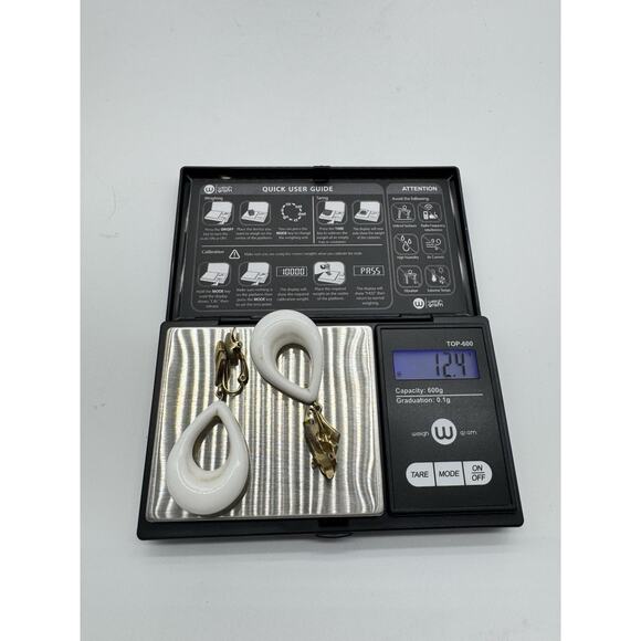 Vintage 1960’s Crown Trifari Gold Tone White Enamel Drop Clip On Earrings 2“ - Picture 5 of 5